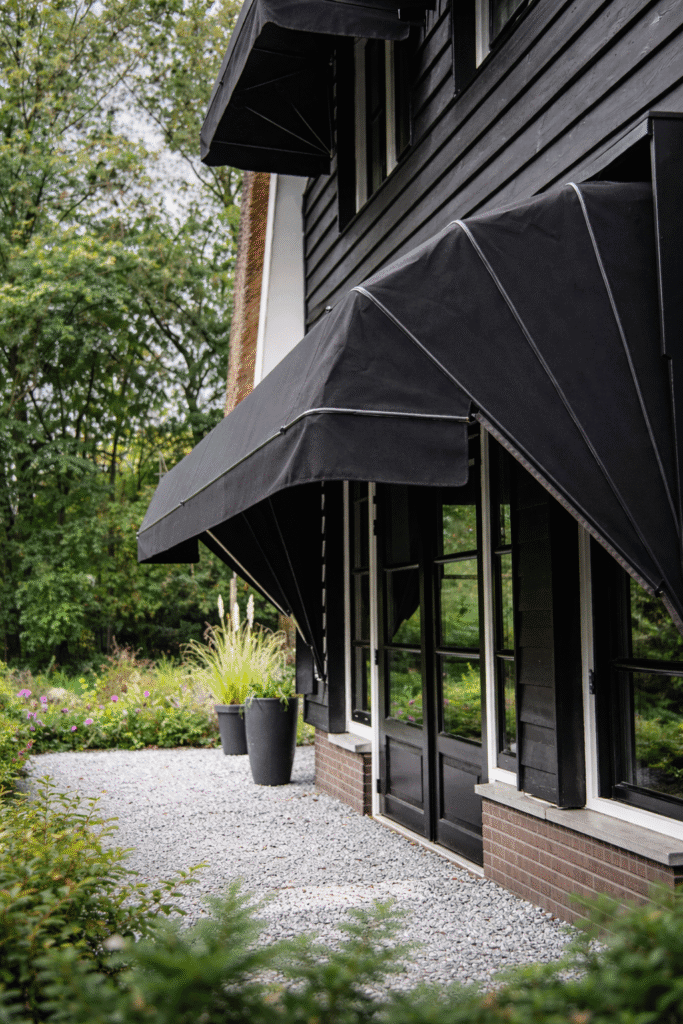 markiezen bij woning met tuin in Amstelveen voor schaduw
