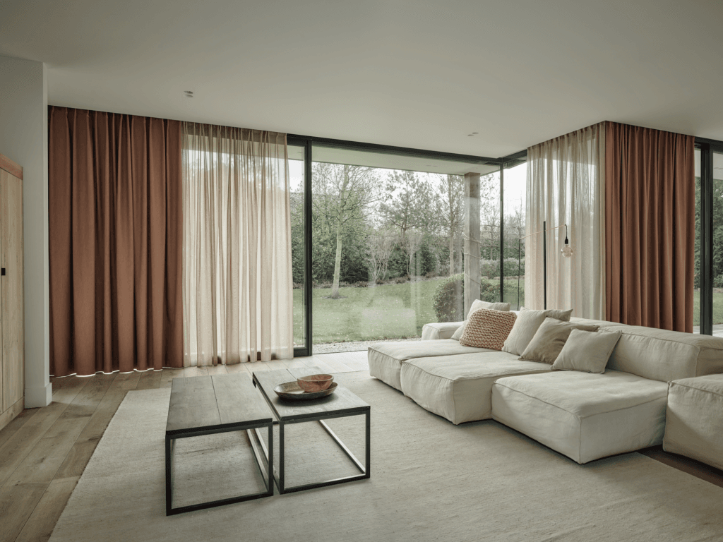 Gordijnen in woonkamer voor warme uitstraling in Haarlem