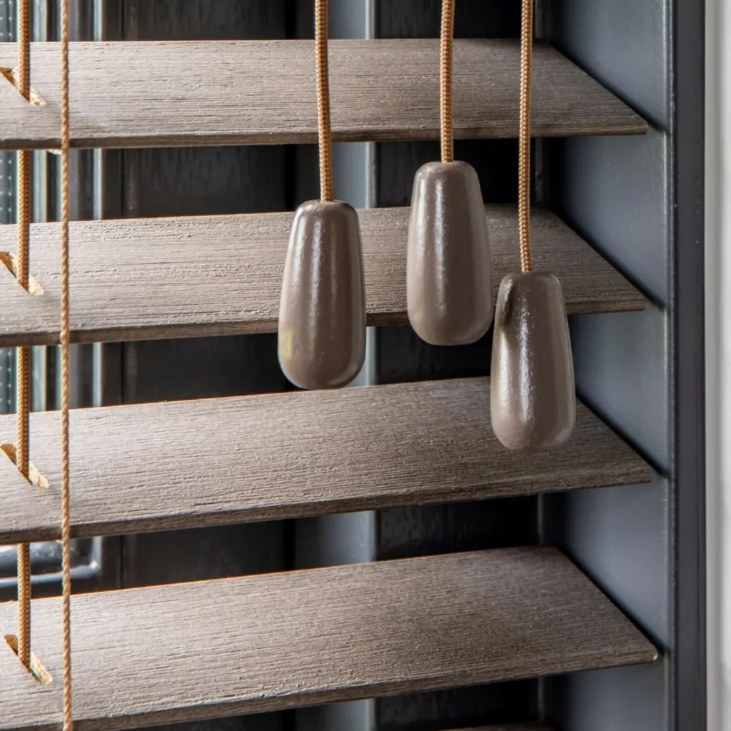 Houten jaloezieën met brede lamellen in Haarlem