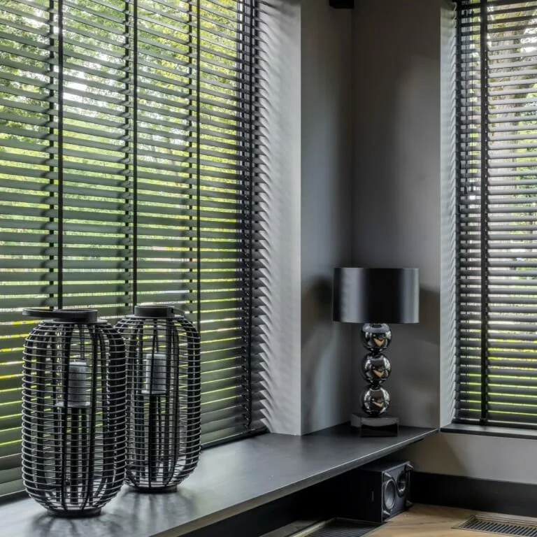 Houten jaloezieën in woonkamer voor verduistering en sfeer in Amstelveen