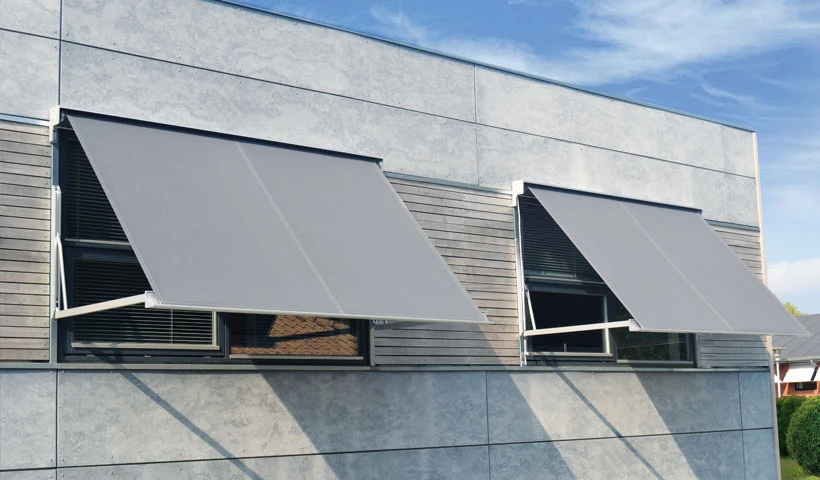 Moderne uitvalschermen op gevel van huis in Amsterdam