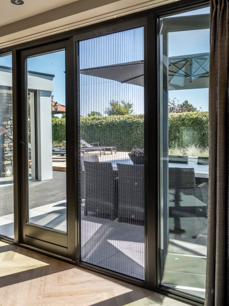 Raamhorren tegen insecten in woning in Amsterdam