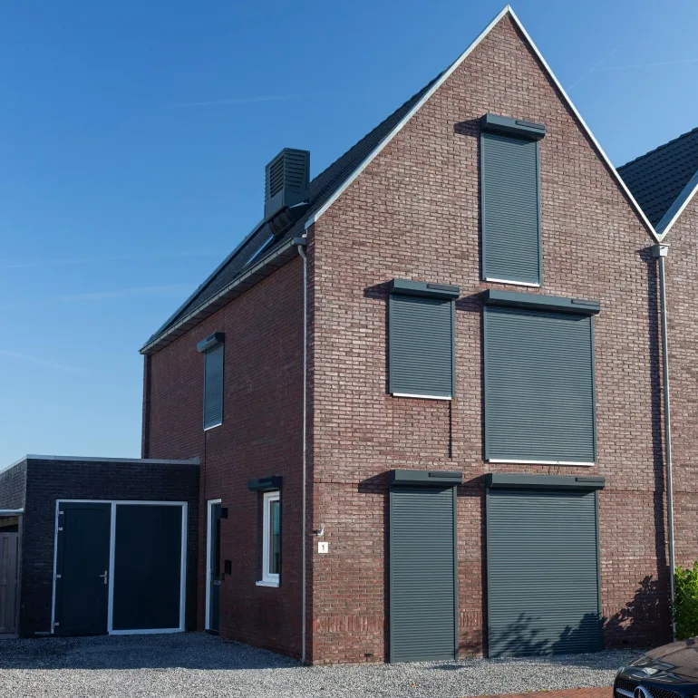 Rolluiken geplaatst bij woning in Amsterdam voor zonwering en beveiliging