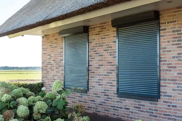 Rolluiken gemonteerd op gevel van woning in Zaandam