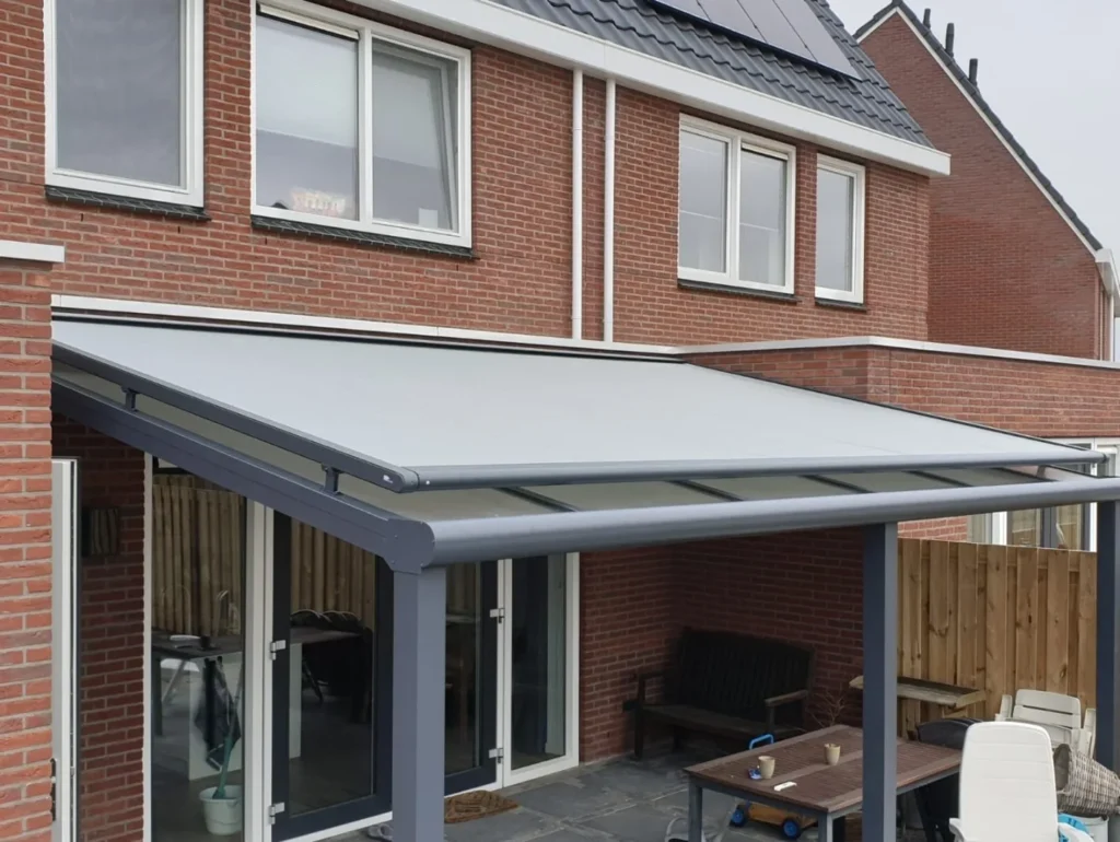 Serre zonwering op maat voor glazen aanbouw in Amsterdam