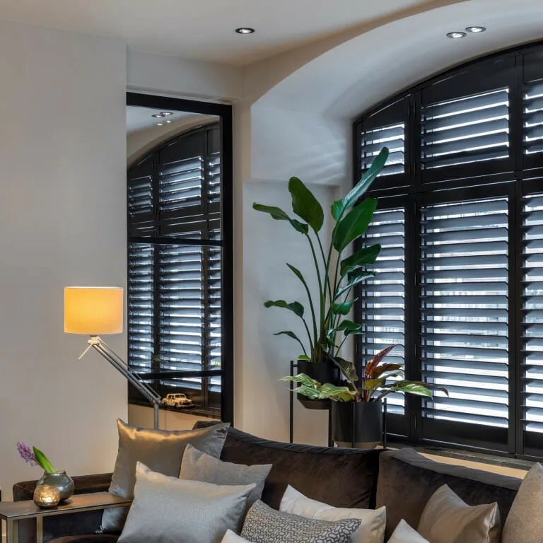 Shutters in woonkamer voor sfeervolle raamdecoratie in Haarlem
