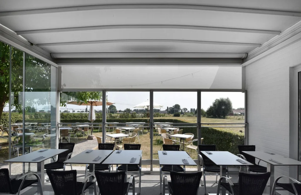 Terrasoverkapping met vouwdak in Amsterdam voor zon en schaduw