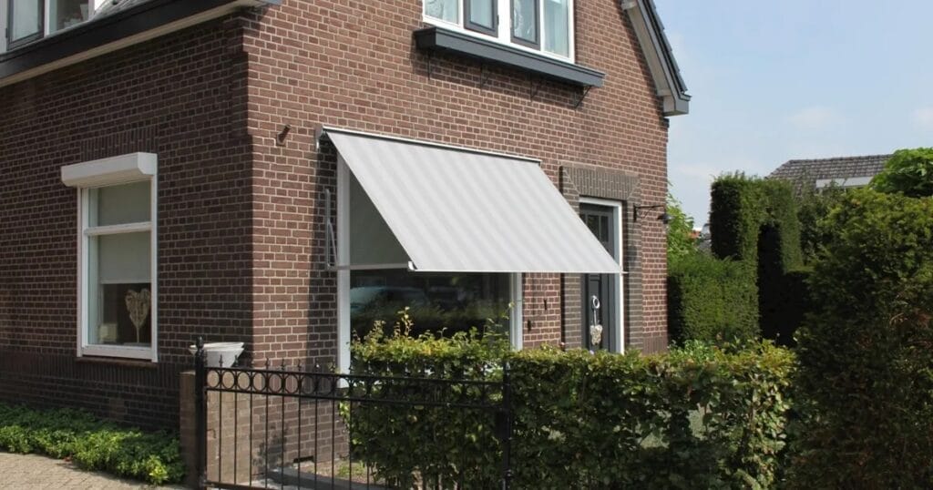 Zonwering uitvalscherm op maat geplaatst in Hoofddorp