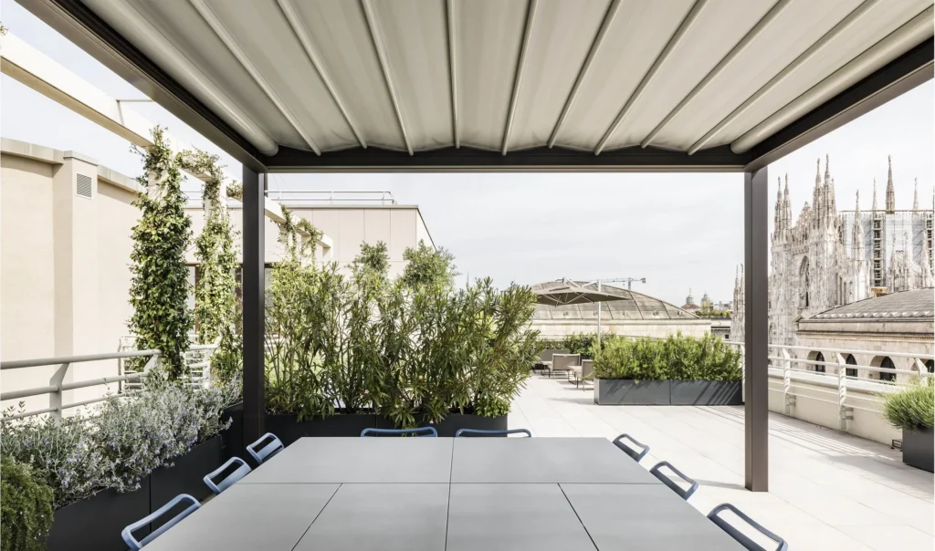 Overkapping met vouwdak in Amsterdam voor flexibel open en dicht