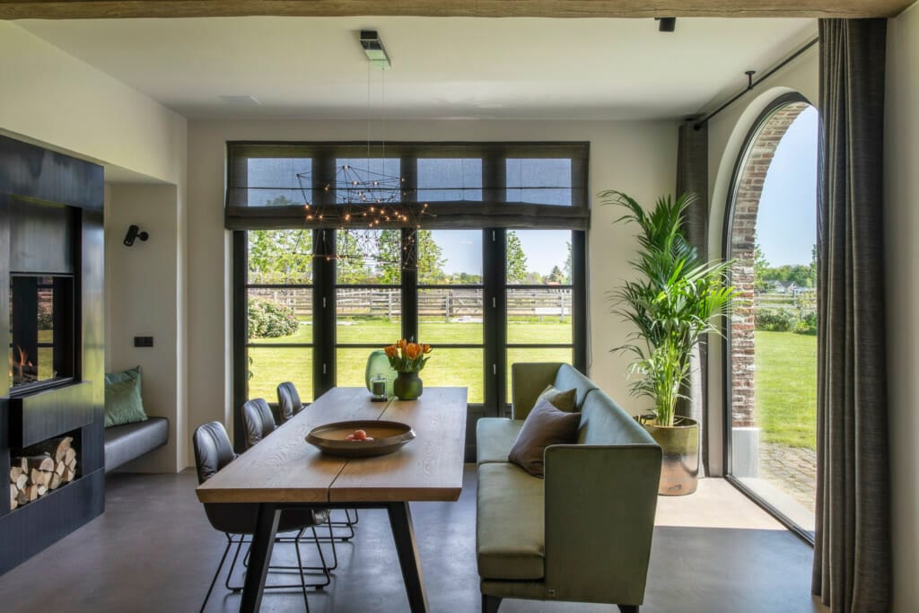 Vouwgordijnen in woonkamer voor warme uitstraling in Haarlem