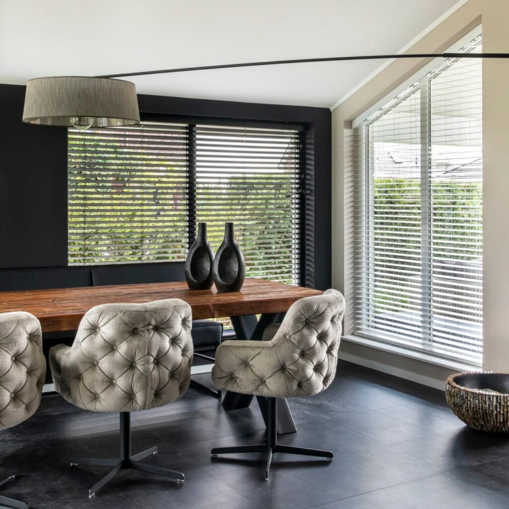 Witte houten jaloezieën voor licht en sfeer in Amstelveen