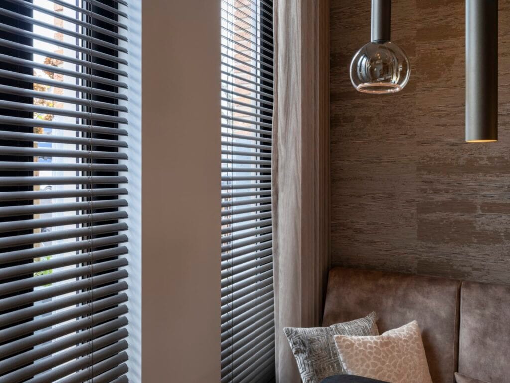 Zwarte aluminium jaloezieën voor strak interieur in Amsterdam
