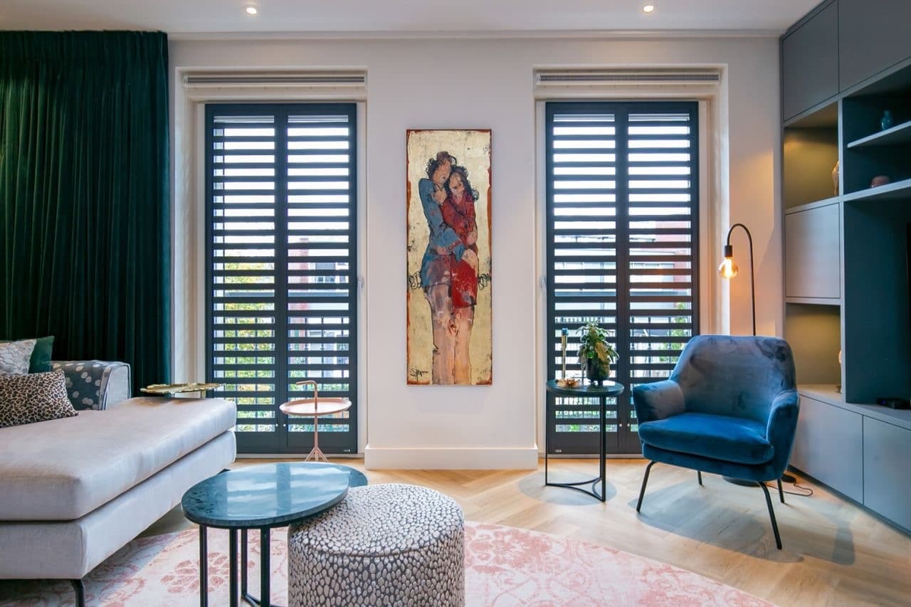 Fractions raamdecoratie met verstelbare lamellen in Amstelveen