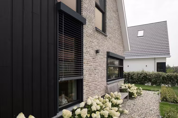 aluminium buitenjaloezieën voor zonwering en privacy in Haarlem