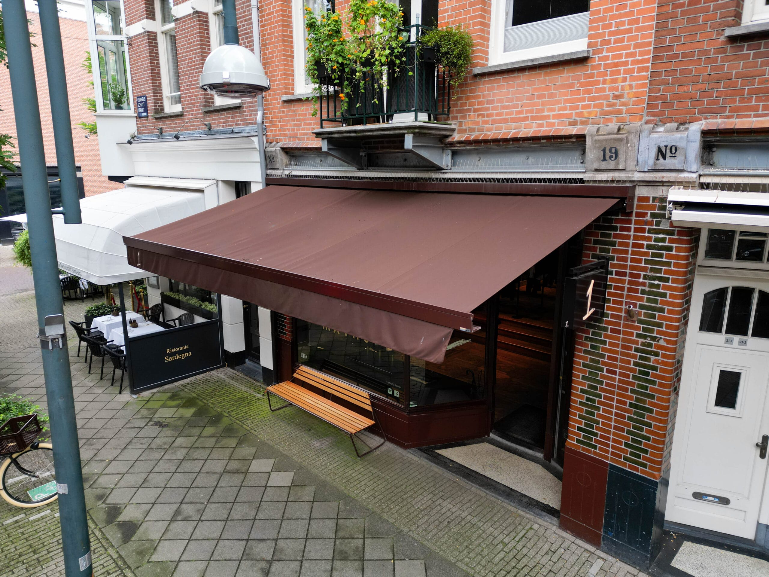 Een knikarmscherm bij 1 Amsterdam