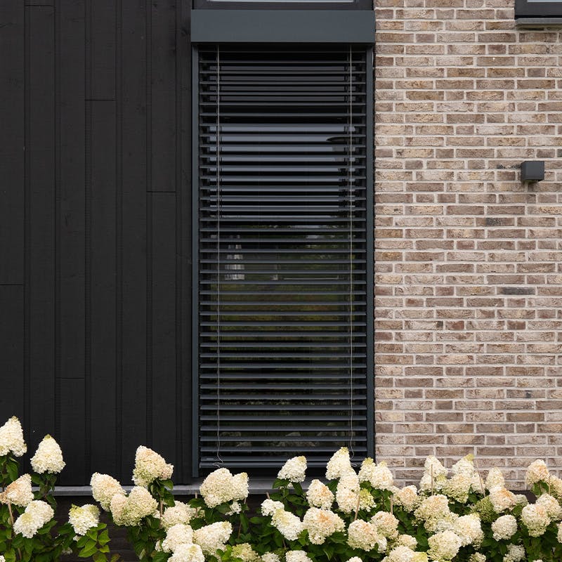 Buitenjaloezieën geplaatst aan gevel in Haarlem