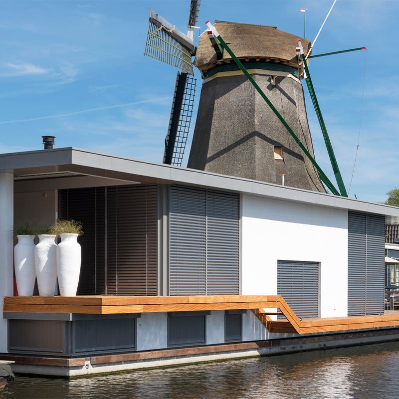 Elektrische buitenjaloezieën met bediening in Amsterdam