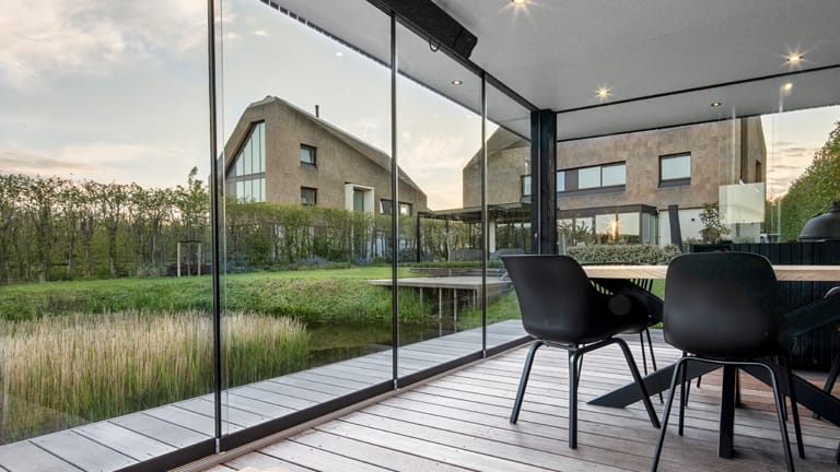 Overkapping met glazen schuifdeuren voor beschutting en licht