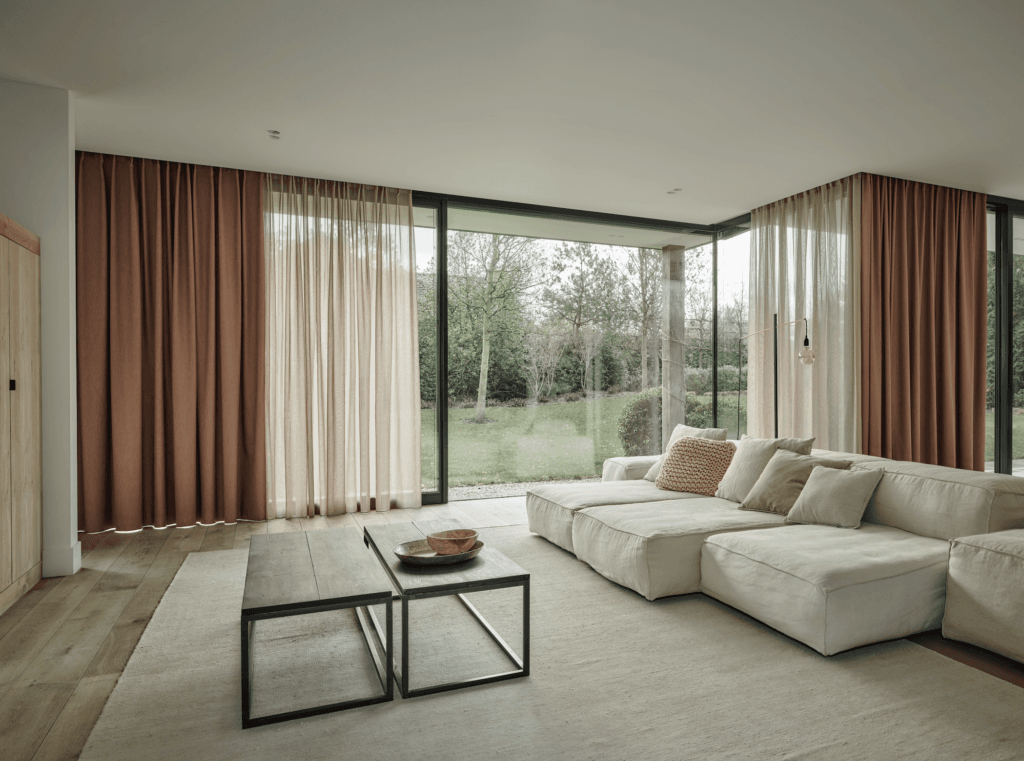 gordijnen op maat in lichte woonkamer Amsterdam