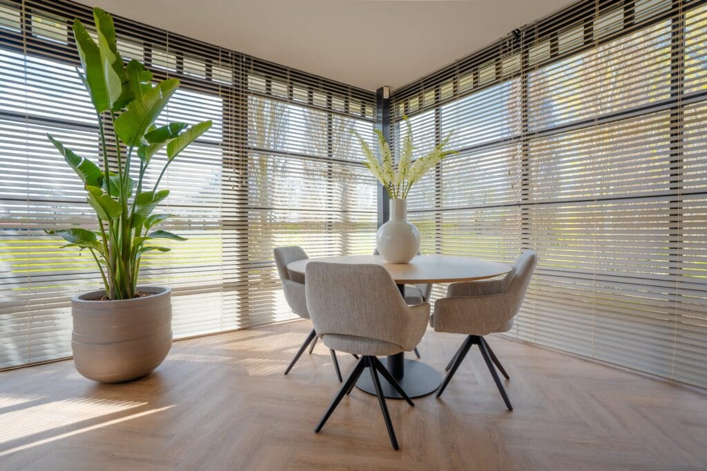Houten jaloezieën op maat in warme woonkamer in Amsterdam