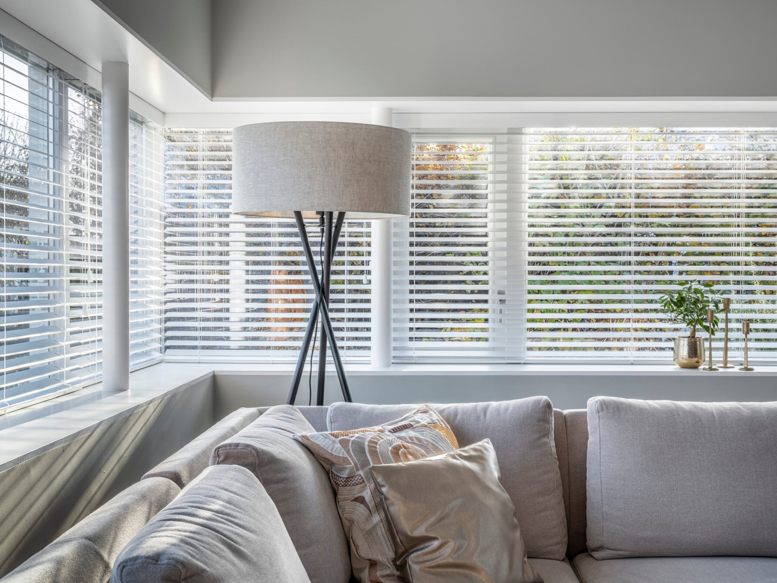 witte houten jaloezieën op maat in moderne woning Amsterdam