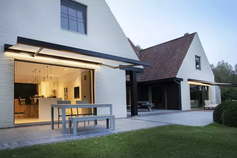 Knikarmscherm met LED verlichting voor sfeervolle avonden op het terras in Bussum