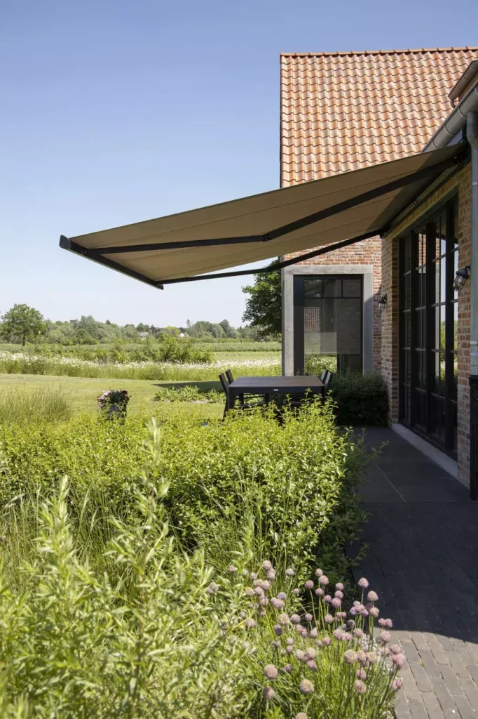 knikarmscherm op maat voor terras bij woning in Amsterdam