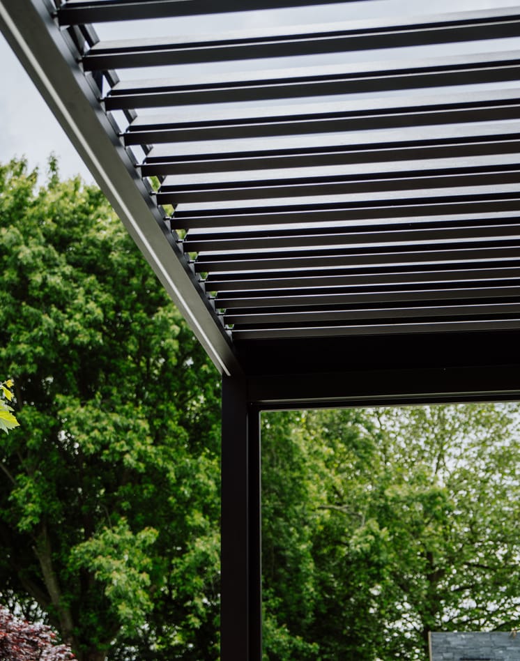 Overkapping met lamellendak in Amsterdam voor zon en ventilatie