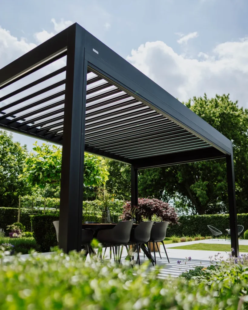 Vrijstaande lamellenoverkapping voor tuin in Bussum