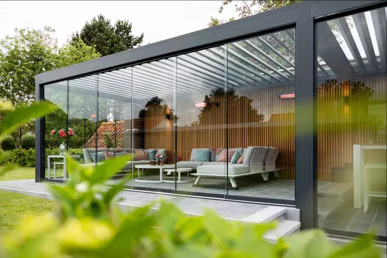 Luxe overkapping voor tuin in Haarlem met strakke afwerking