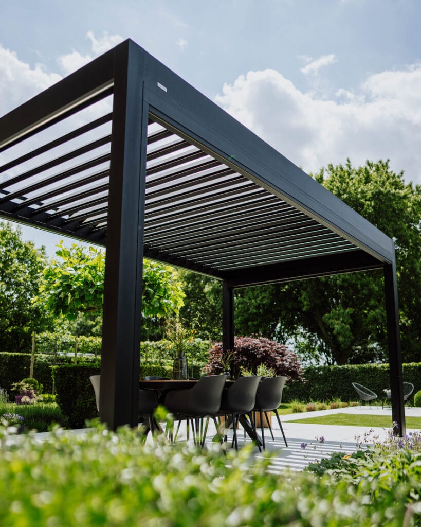 Overkapping met lamellendak in Amstelveen voor zon en ventilatie