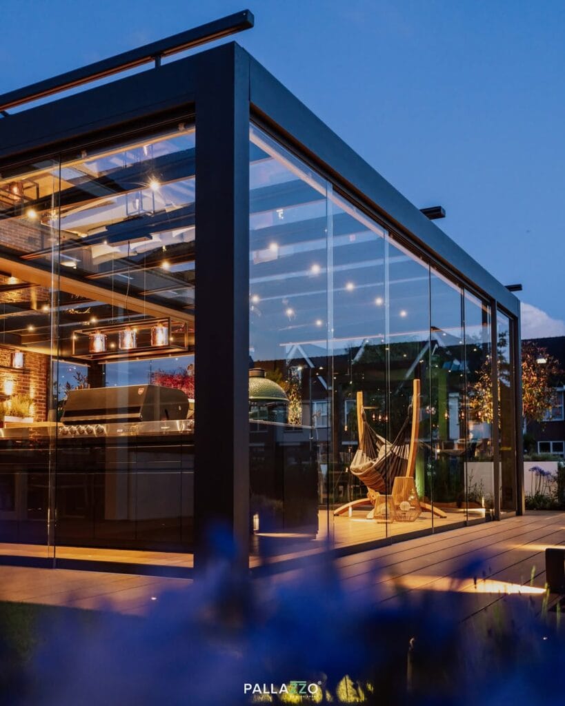 luxe terrasoverkapping met verlichting op maat in Amsterdam in de avond