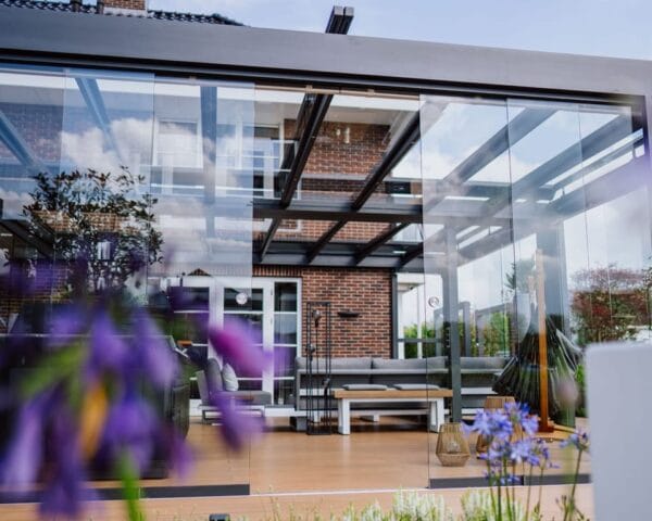 Overkapping met glazen wanden in Amsterdam voor luxe uitstraling