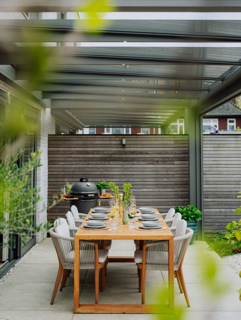 terras met overkapping en maatwerk buitenzonwering in Amstelveen