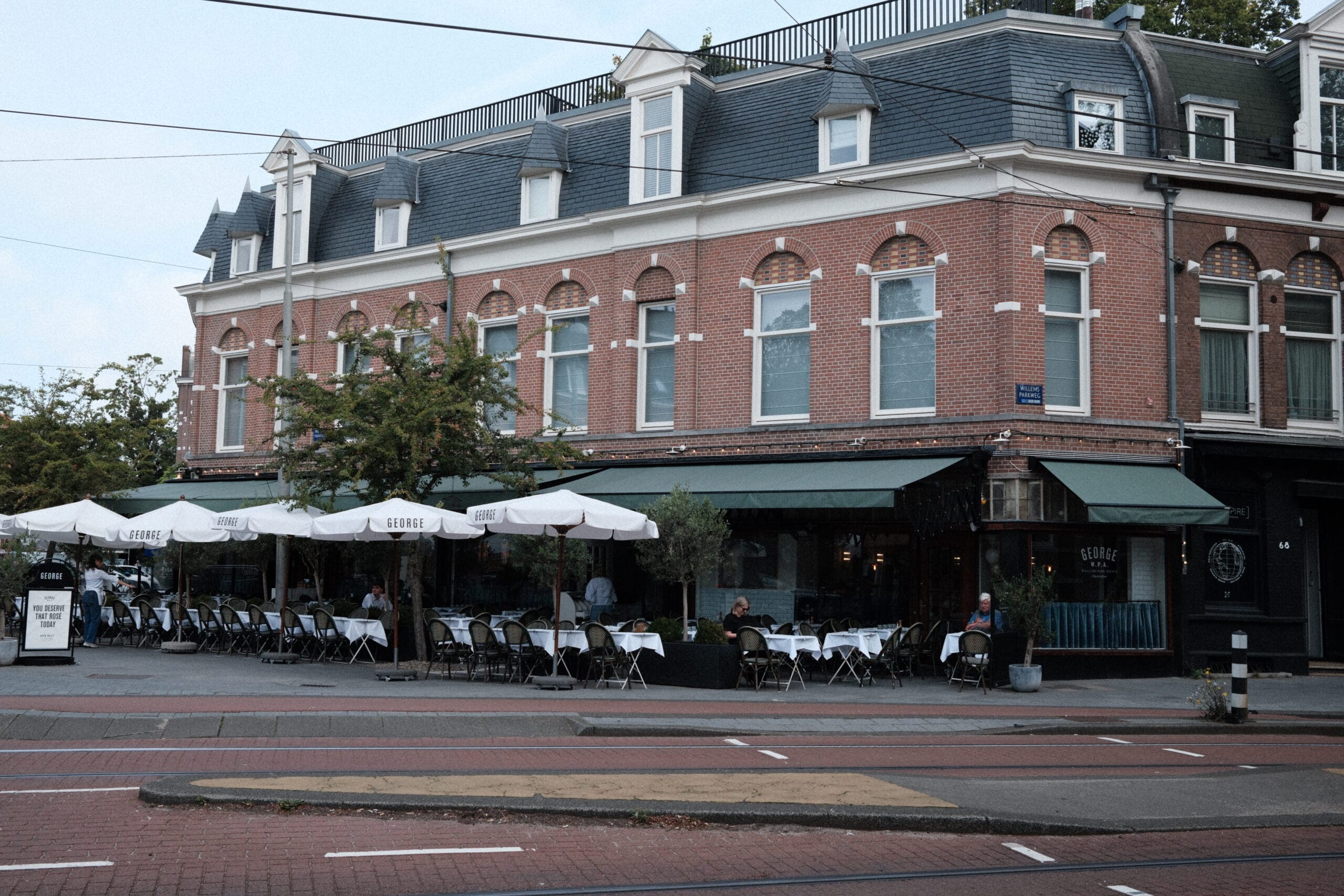 maatwerk buitenzonwering op terras bij horeca in Amsterdam