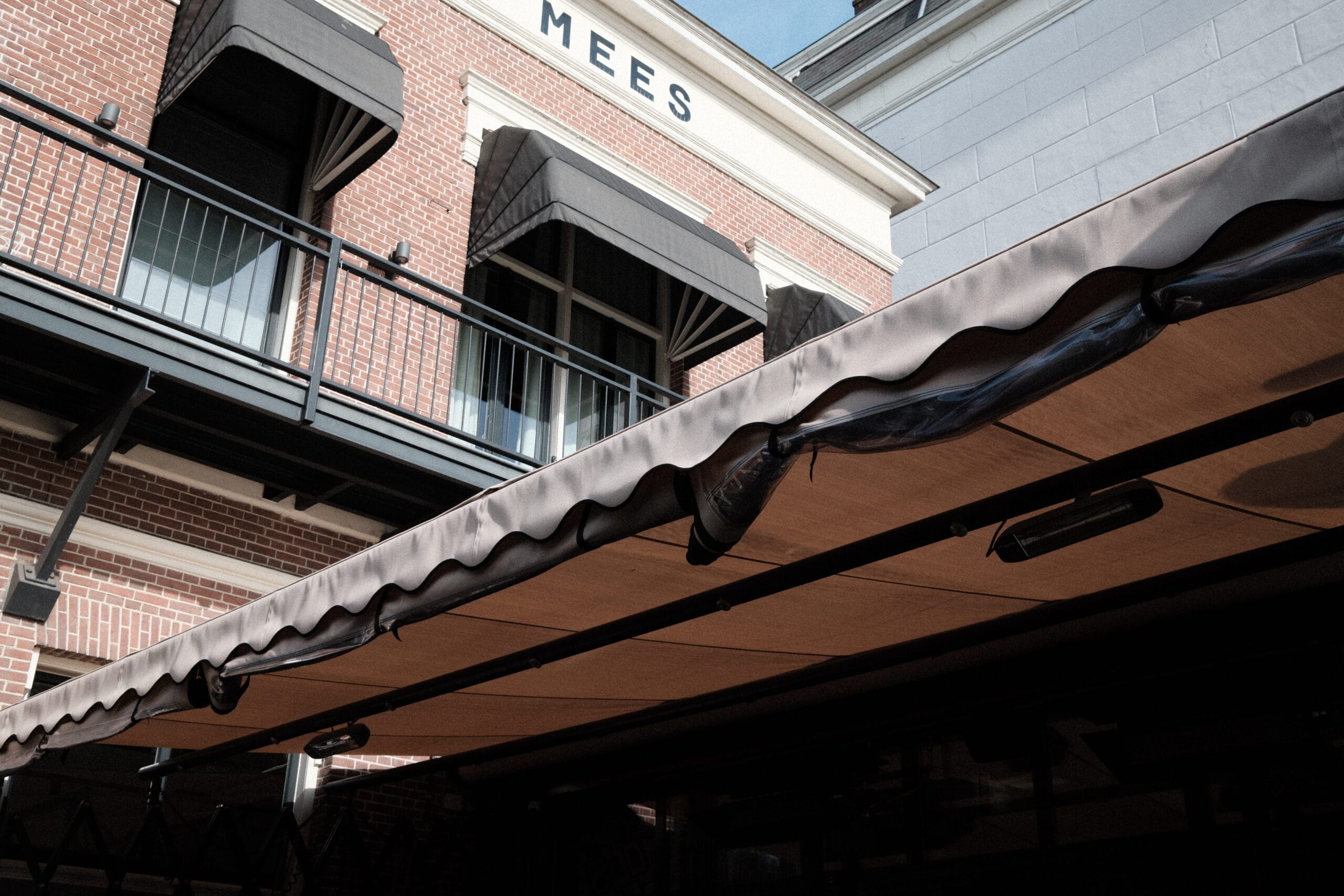 maatwerk buitenzonwering op terras bij horeca in Amsterdam