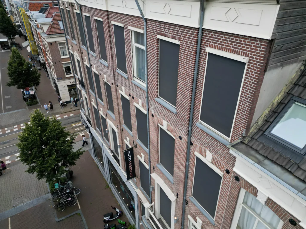 Screens voor bedrijfspand in Amsterdam tegen zon en warmte