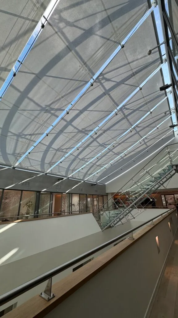 Screens voor kantoor in Amsterdam tegen zonlicht en warmte