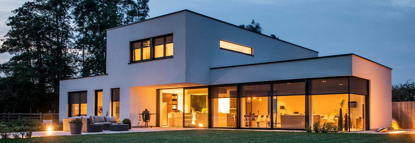 Screens op maat gemonteerd bij moderne woning in Zaandam voor optimale zonwering en comfort