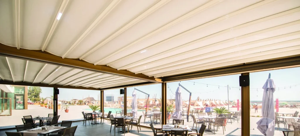 Overkapping met vouwdak in Amstelveen voor flexibel gebruik