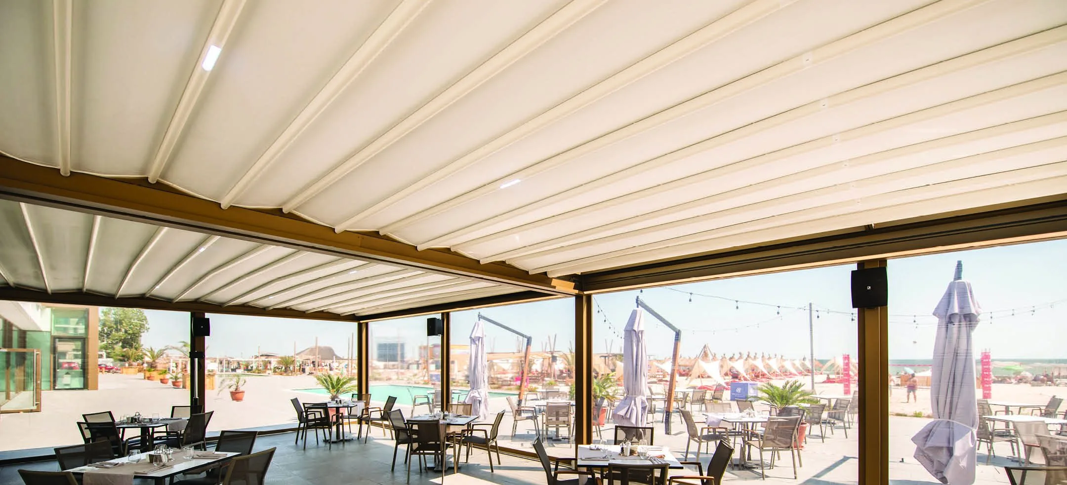 Overkapping met vouwdak in Amstelveen voor flexibel gebruik