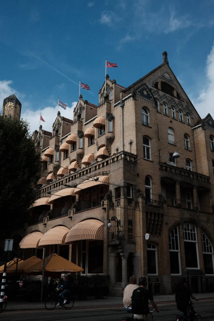 Zakelijke zonwering voor kantoor in Amsterdam met moderne uitstraling