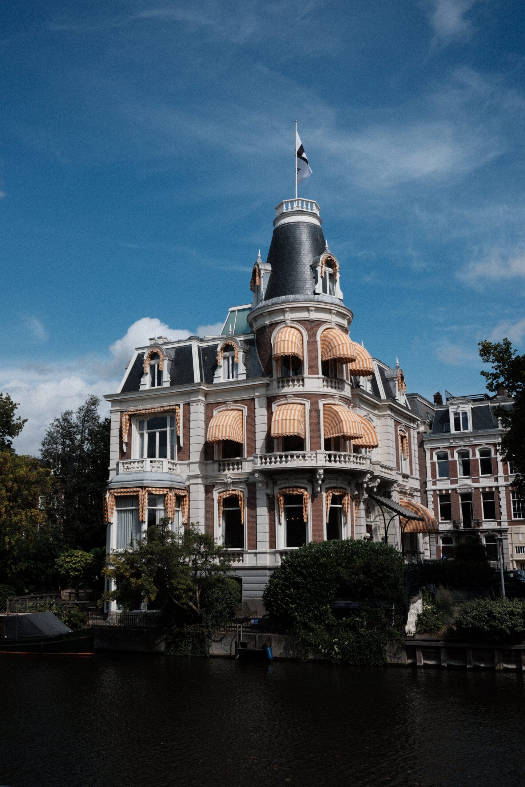 maatwerk buitenzonwering bij karakteristiek grachtenpand in Amsterdam