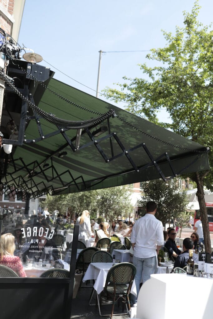maatwerk buitenzonwering op terras bij horeca in Amsterdam