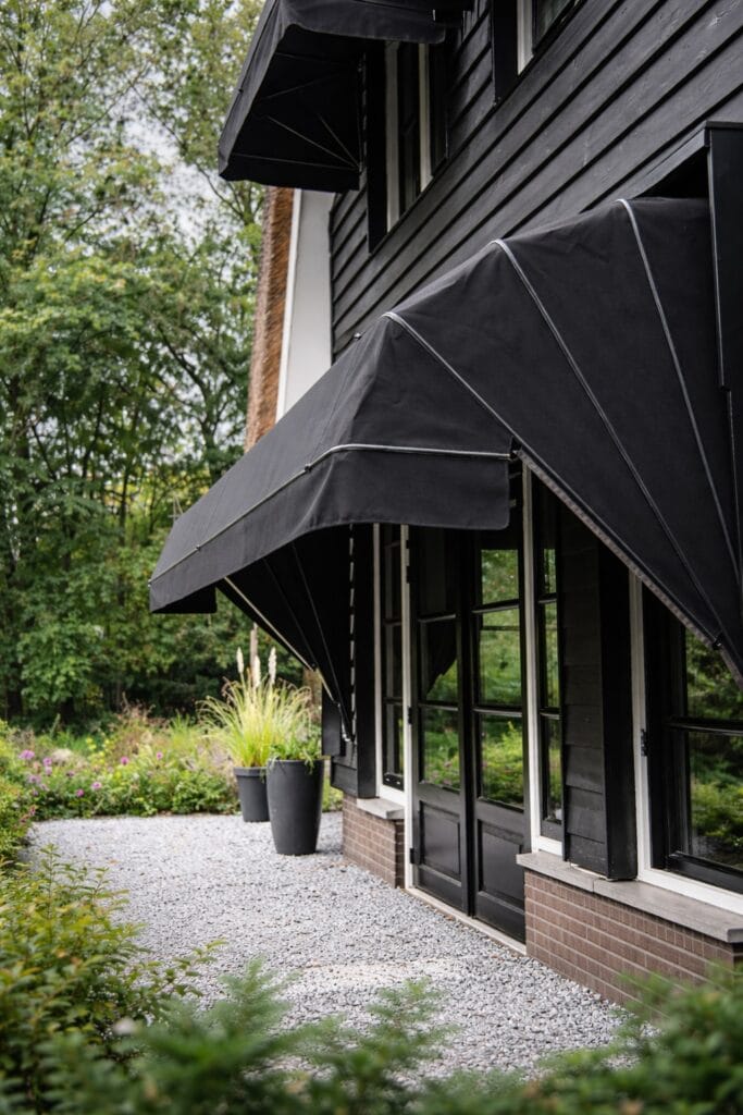 zwarte markiezen bij woning met tuin in Amstelveen voor schaduw