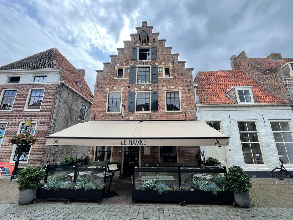 zonwering op maat voor horeca terras met schaararmscherm