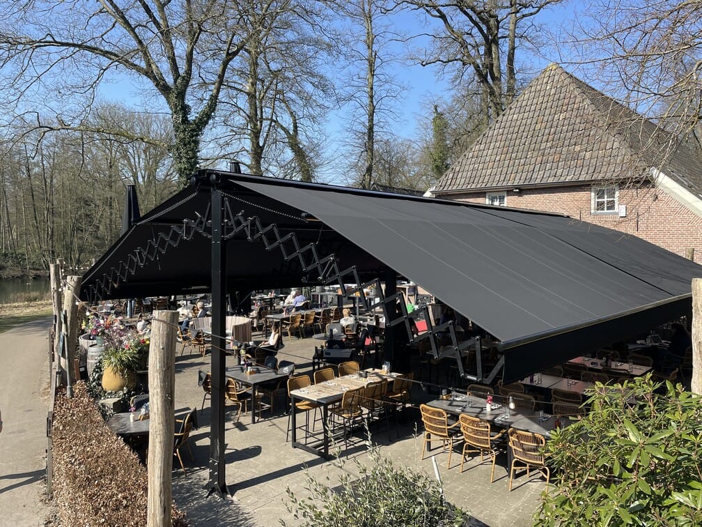 schaararmscherm voor groot terras met brede overspanning