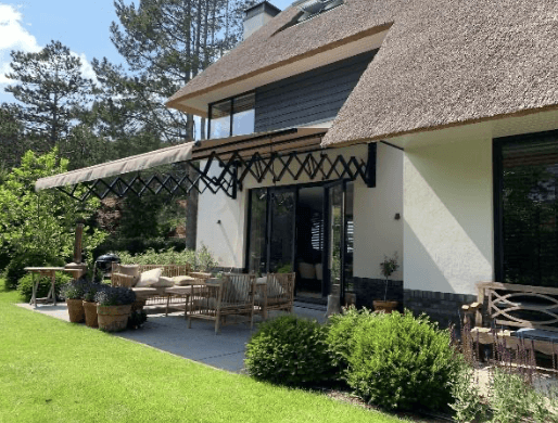 schaararmscherm op maat boven groot terras met schaduw