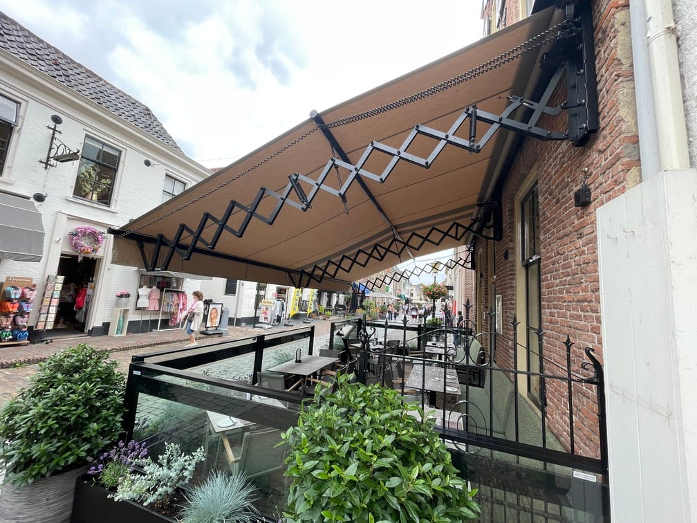 zonwering terras met schaararmscherm volledig uitgeschoven