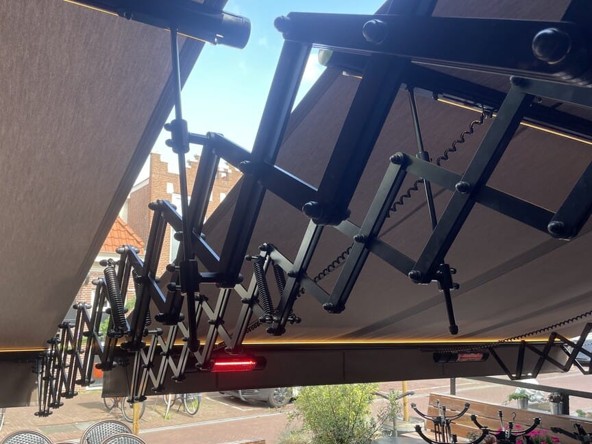 detail van schaararm constructie zonnescherm stevig en robuust